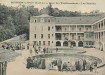 La cour des thermes au début du XXe siècle. A cette époque, la cour était occupée par un grand bassin de refroidissement de l'eau thermale, qui fut aménagé à l'emplacement de l'ancienne piscine du bain royal et en repris les dimensions. - © Archives 