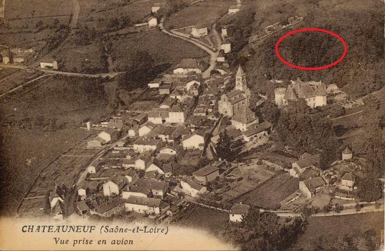 Vue du village au début du XXe siècle (avec emplacement de la motte castrale) - © Archives départementales 71
