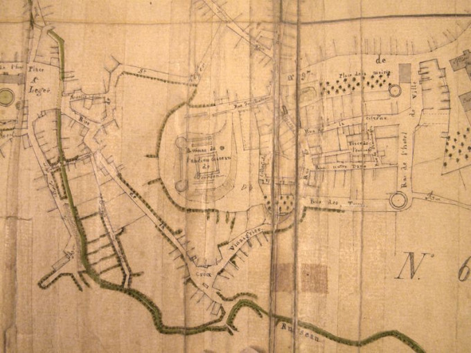 Plan de Bourbon-Lancy en 1815. Deux des 7 tours du château sont encore existantes, du moins en partie. La démolition du château médiéval a débuté dès 1775, avant d'être achevé suite à sa vente aux biens nationaux. - © Ville de Bourbon-Lancy