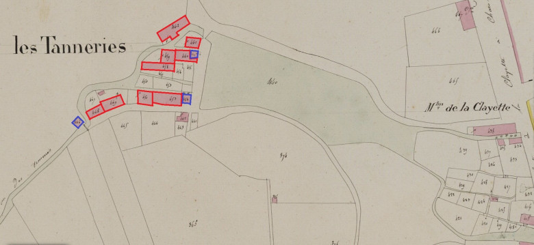 Représentation des tanneries sur le cadastre napoléonien (1826). En rouge, les 9 tanneries. En bleu, les 3 moulins à tan. - © Arch. dép. 71 