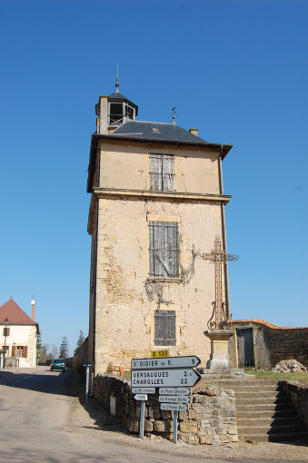 La tour d'alchimie et d'astrologie, seul élément encore conservé, avec l'orangerie (aujourd'hui au milieu d'un pré) - © PCB