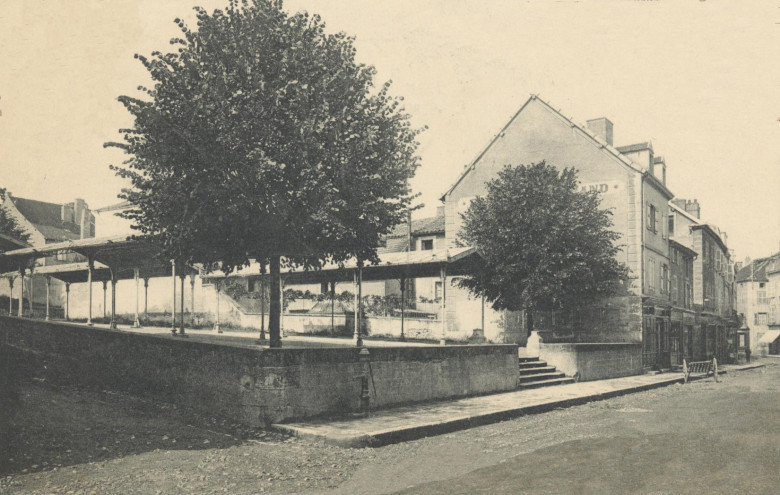 Vue de l'ancienne place du marché, aménagée à la fin du XIXe siècle, dans la rue principale de La Clayette - © Collection privée