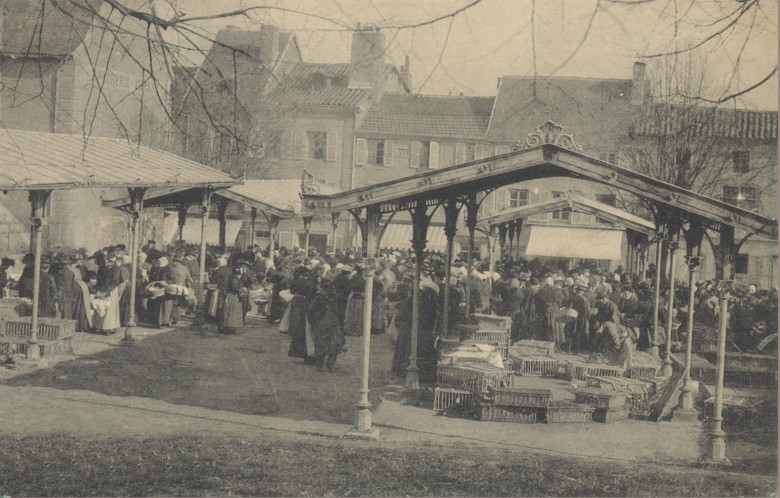 Vue de l'ancienne place du marché avec ses abris métalliques, installés au début du XXe siècle - © Collection privée