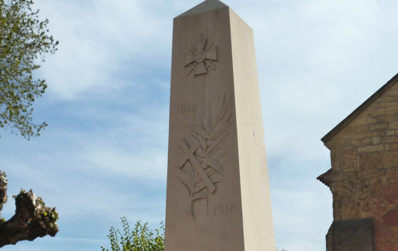Détail des décors du monument de Montceaux-l'Etoile (obélisque) : croix de guerre, palme et croix latine - © PCB
